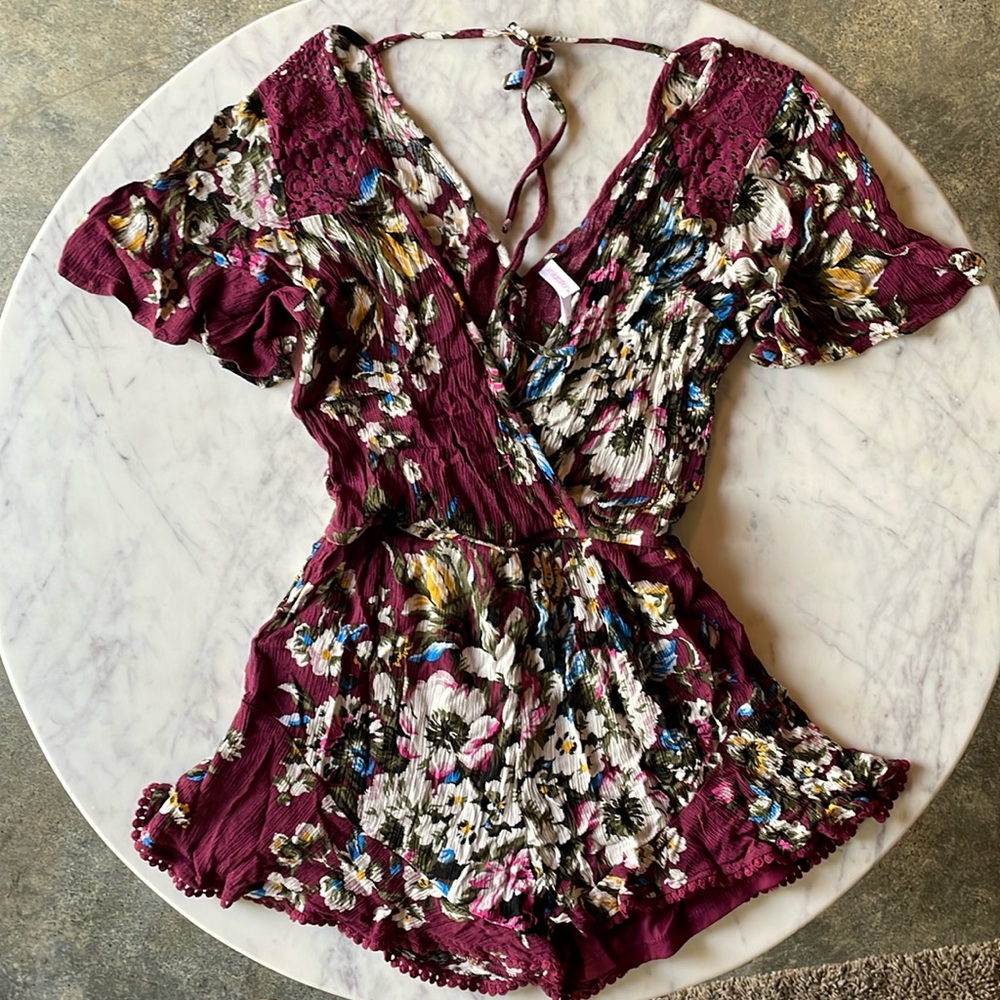 Xhiliration Floral Romper Size Small